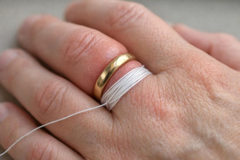 Comment enlever une bague coincée sur un doigt gonflé avec un simple fil de couture